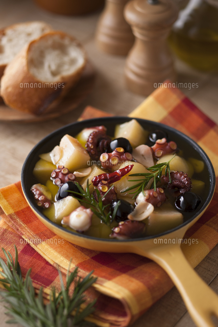 タコとじゃがいものアヒージョ の写真素材 イラスト素材 アマナイメージズ