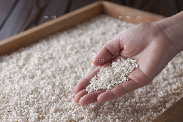 乾燥米麹のバラ麹と掬う手 の写真素材 イラスト素材 アマナイメージズ