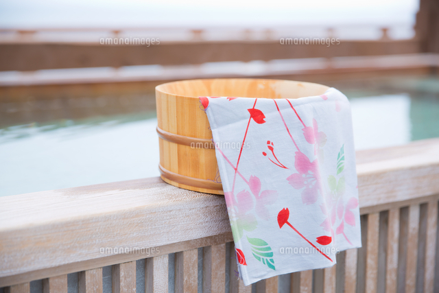 露天風呂と風呂桶と手拭い の写真素材 イラスト素材 アマナイメージズ