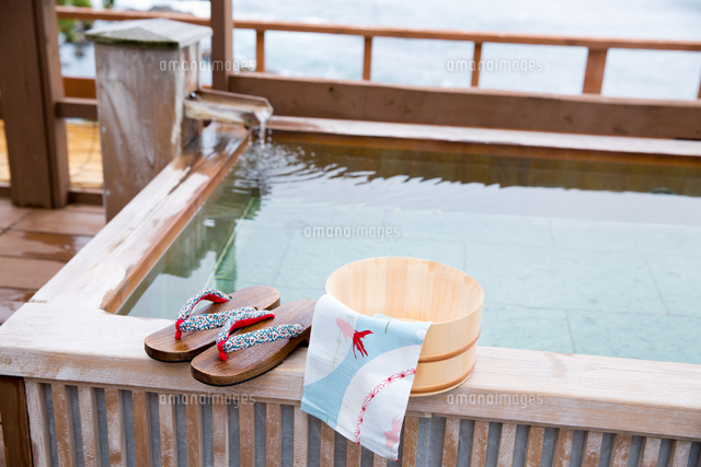 露天風呂と風呂桶と下駄 の写真素材 イラスト素材 アマナイメージズ