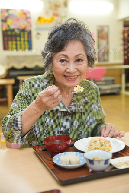 老人ホームで食事を楽しむシニア女性 の写真素材 イラスト素材 アマナイメージズ