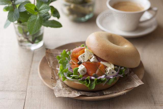 サーモンとチーズのベーグルサンド の写真素材 イラスト素材 アマナイメージズ