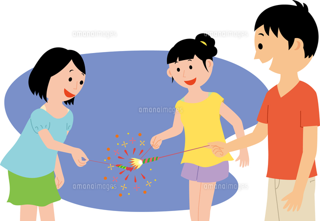 合宿で花火を楽しむ若い男女 11002067763 の写真素材 イラスト素材 アマナイメージズ