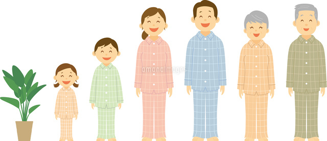 パジャマを着て並んで立つ三世代家族 の写真素材 イラスト素材 アマナイメージズ