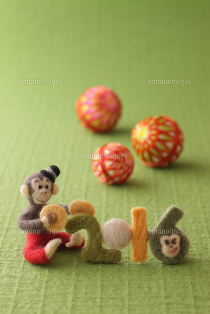 フェルトの猿と緑の背景 の写真素材 イラスト素材 アマナイメージズ