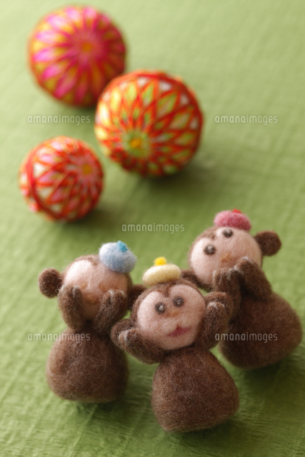フェルトの猿と緑の背景 の写真素材 イラスト素材 アマナイメージズ