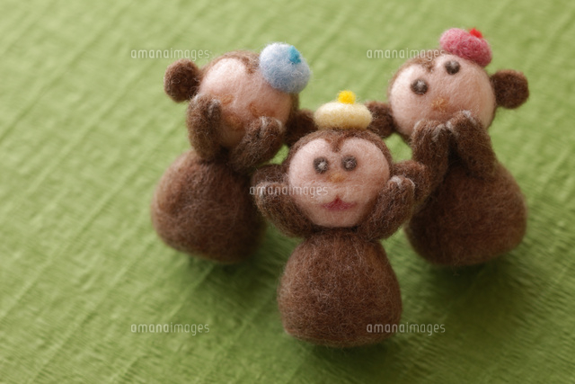フェルトの猿と緑の背景 の写真素材 イラスト素材 アマナイメージズ