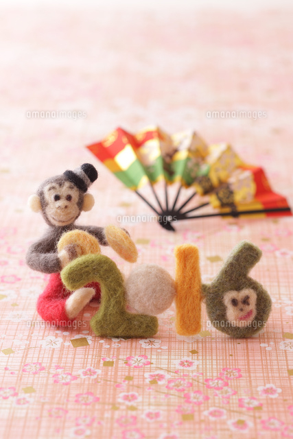 フェルトの猿とピンクの背景 の写真素材 イラスト素材 アマナイメージズ