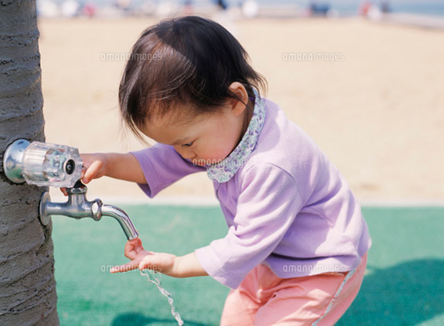 蛇口をひねる子供 の写真素材 イラスト素材 アマナイメージズ