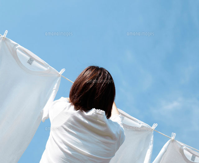 洗濯物を干す女性 の写真素材 イラスト素材 アマナイメージズ 洗濯物を干す女性 の写真素材 イラスト素材 アマナイメージズ