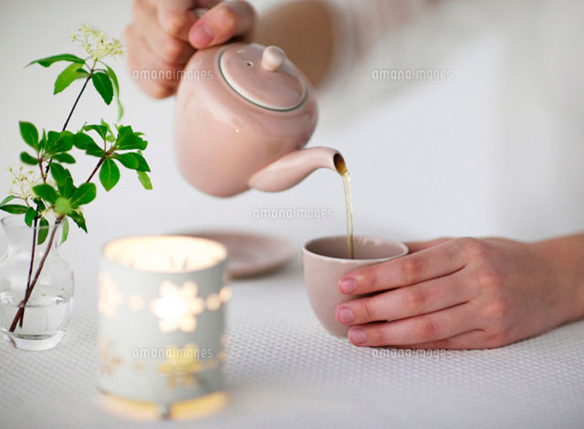 急須でお茶を注ぐ の写真素材 イラスト素材 アマナイメージズ