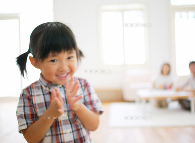 手を叩く女の子 の写真素材 イラスト素材 アマナイメージズ 手を叩く女の子 の写真素材 イラスト素材 アマナイメージズ