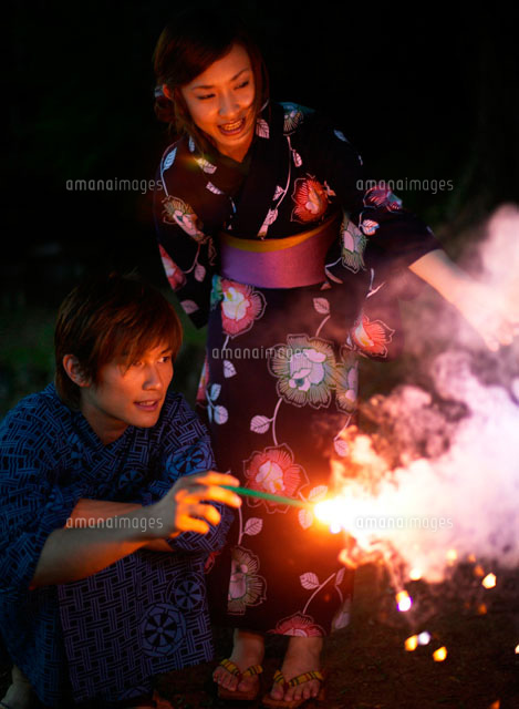 花火を持つカップル の写真素材 イラスト素材 アマナイメージズ