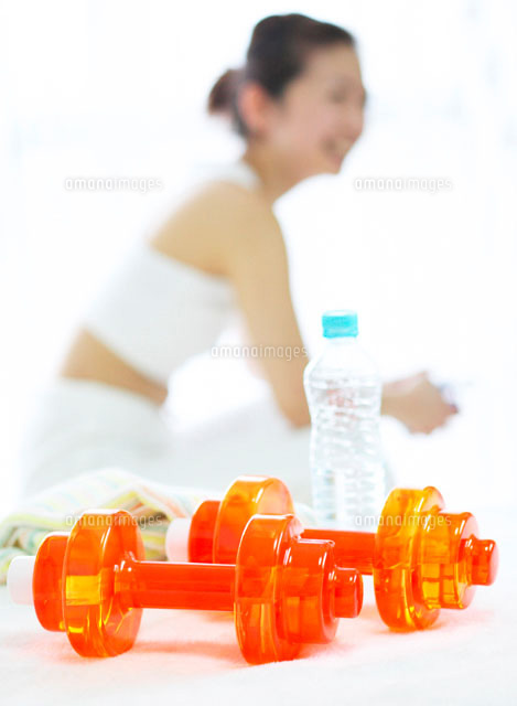 ダンベルとペットボトル の写真素材 イラスト素材 アマナイメージズ