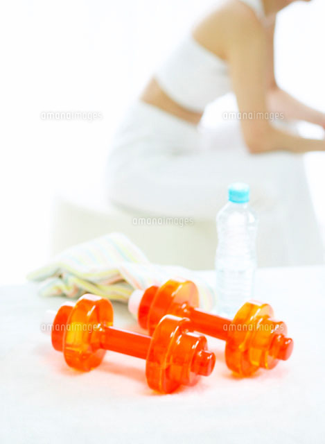 ダンベルとペットボトル の写真素材 イラスト素材 アマナイメージズ