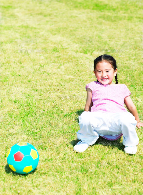 サッカーボールと日本人の女の子 の写真素材 イラスト素材 アマナイメージズ