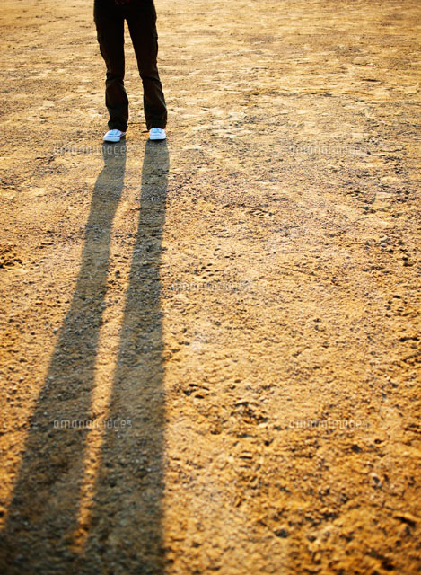 日本人の若者の足と影 の写真素材 イラスト素材 アマナイメージズ