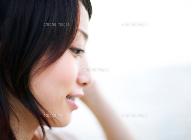 日本人女性の横顔 の写真素材 イラスト素材 アマナイメージズ