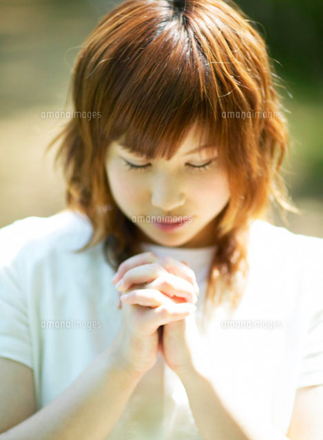 祈る日本人女性 の写真素材 イラスト素材 アマナイメージズ