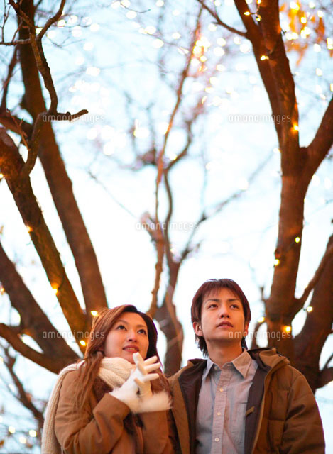 冬の日本人カップル の写真素材 イラスト素材 アマナイメージズ
