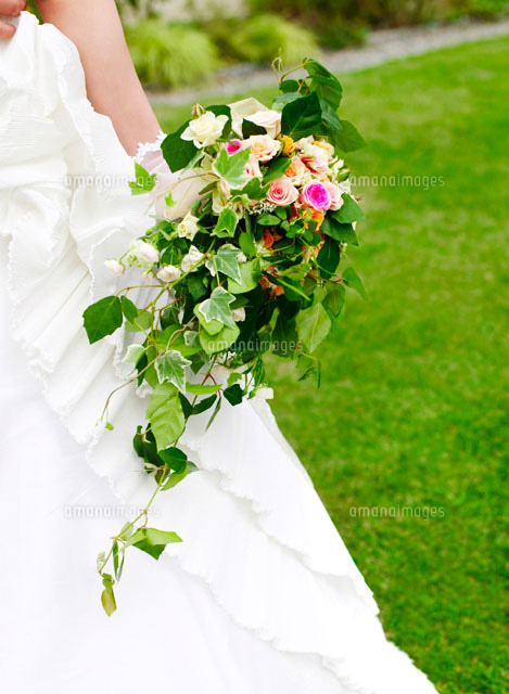 ウェディングブーケを持つ手 の写真素材 イラスト素材 アマナイメージズ