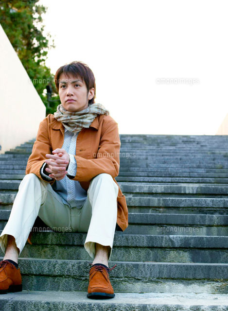 階段に座る男性 の写真素材 イラスト素材 アマナイメージズ