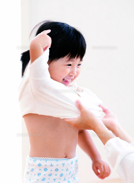 着替えをする女の子 の写真素材 イラスト素材 アマナイメージズ