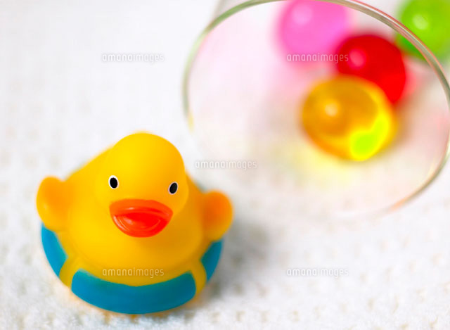 アヒルのおもちゃ の写真素材 イラスト素材 アマナイメージズ