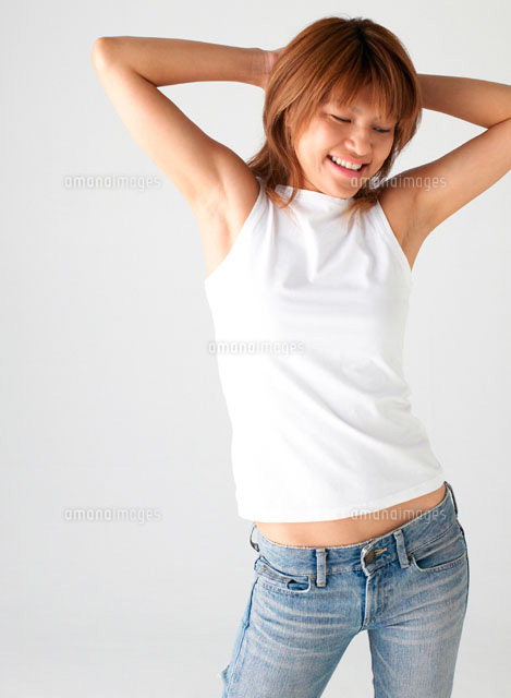 ジーンズ姿の女性 の写真素材 イラスト素材 アマナイメージズ