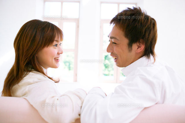 向き合うカップル の写真素材 イラスト素材 アマナイメージズ