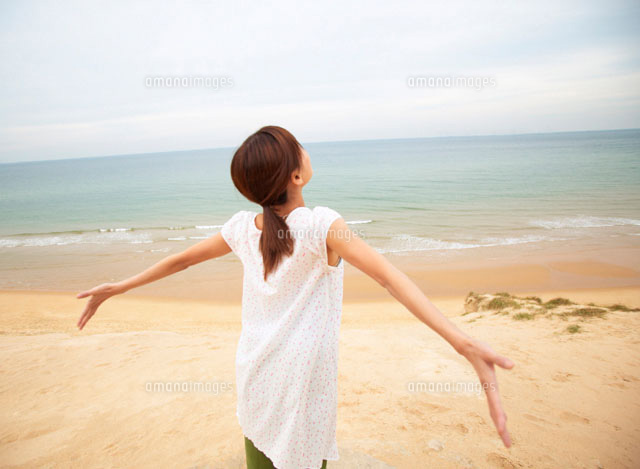 手を広げる女性 の写真素材 イラスト素材 アマナイメージズ