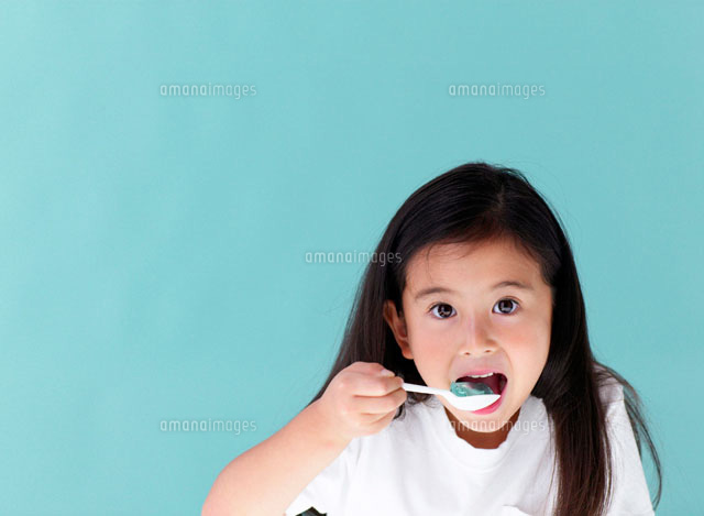 スプーンを持つ女の子 の写真素材 イラスト素材 アマナイメージズ スプーンを持つ女の子 の写真素材 イラスト素材 アマナイメージズ