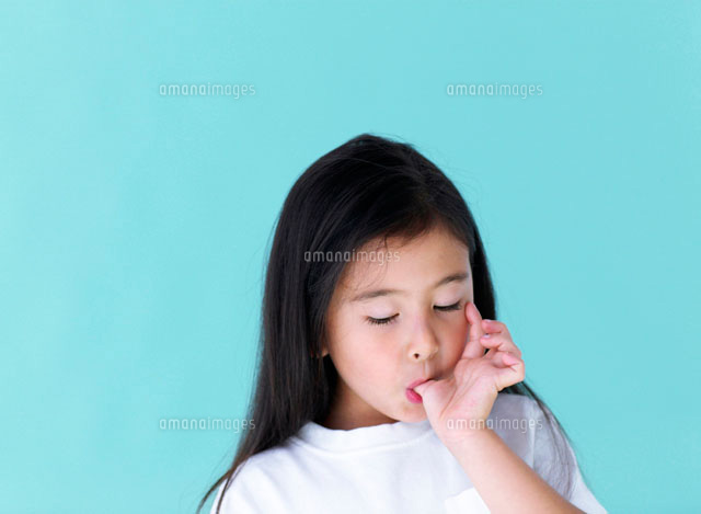 指をくわえる女の子 の写真素材 イラスト素材 アマナイメージズ