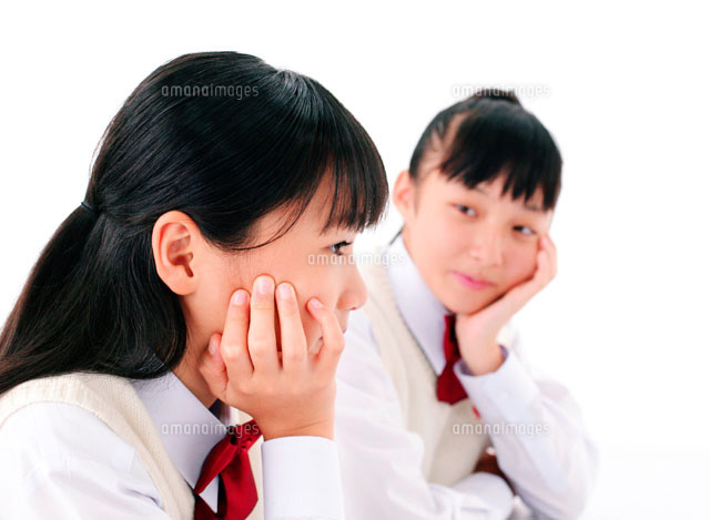 頬杖をつく女の子 の写真素材 イラスト素材 アマナイメージズ