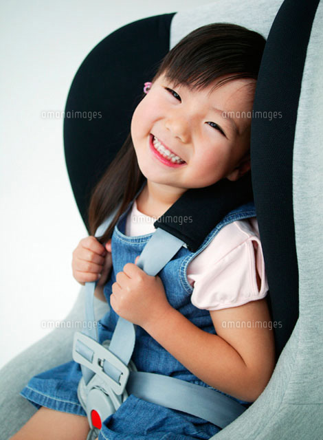 チャイルドシートに座る女の子 の写真素材 イラスト素材 アマナイメージズ チャイルドシートに座る女の子 の写真素材 イラスト素材 アマナイメージズ