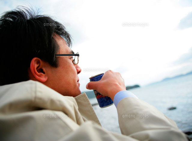 缶コーヒーを飲むビジネスマン の写真素材 イラスト素材 アマナイメージズ