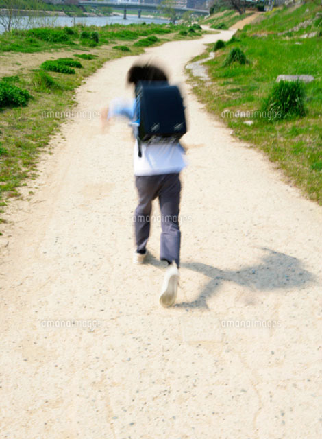 走る小学生の後ろ姿 の写真素材 イラスト素材 アマナイメージズ