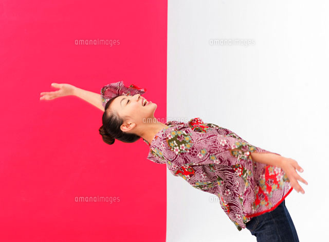 背中から倒れる女性 の写真素材 イラスト素材 アマナイメージズ