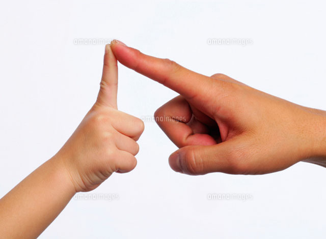 指をつける親子 の写真素材 イラスト素材 アマナイメージズ