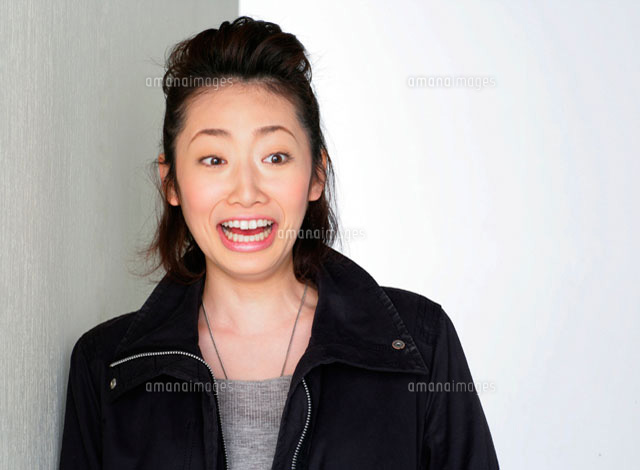 目を見開く女性 の写真素材 イラスト素材 アマナイメージズ