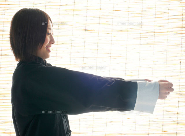 太極拳のポーズをとる女性 の写真素材 イラスト素材 アマナイメージズ