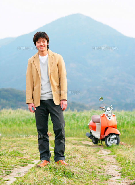 山道に立つ男性とバイク の写真素材 イラスト素材 アマナイメージズ