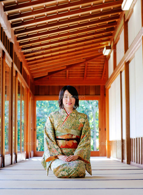 廊下に正座する着物の女性 の写真素材 イラスト素材 アマナイメージズ