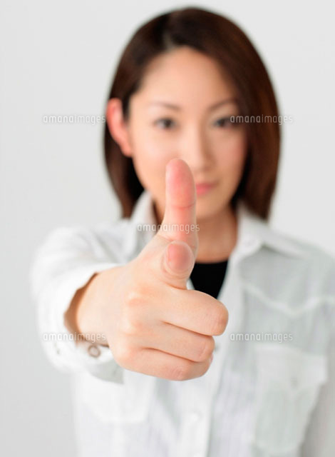 指差す女性 の写真素材 イラスト素材 アマナイメージズ