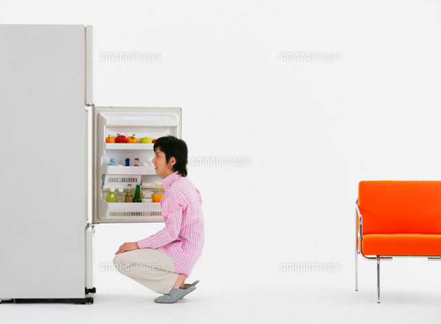 冷蔵庫を開ける男性 の写真素材 イラスト素材 アマナイメージズ