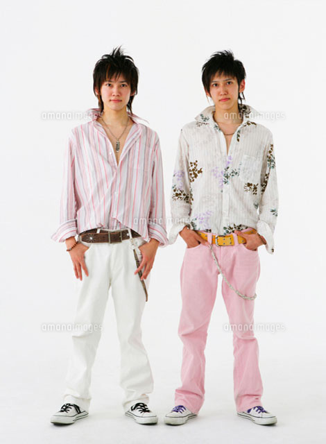 並んで立つ二人の男性 の写真素材 イラスト素材 アマナイメージズ