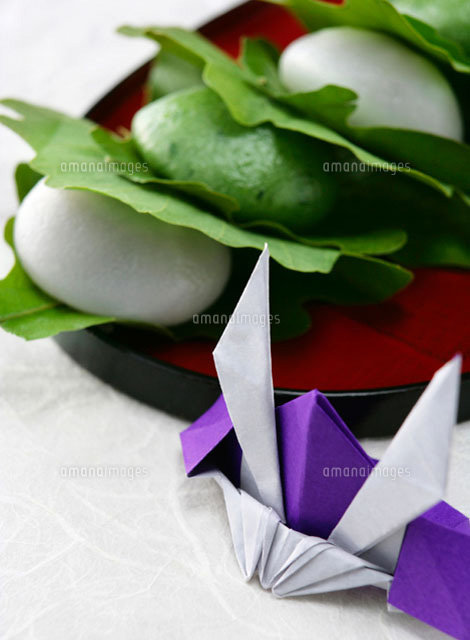 柏餅と兜 の写真素材 イラスト素材 アマナイメージズ