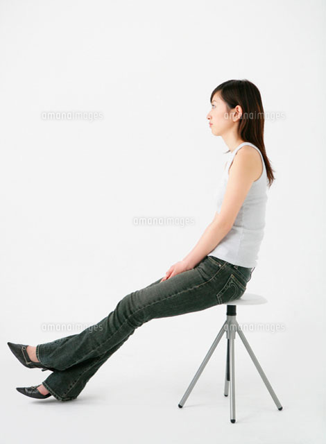 椅子に腰掛ける女性 の写真素材 イラスト素材 アマナイメージズ