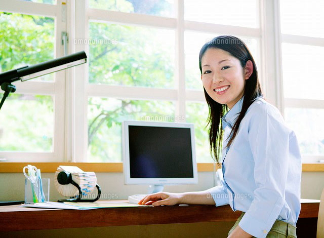 デスクに向かう女性 の写真素材 イラスト素材 アマナイメージズ