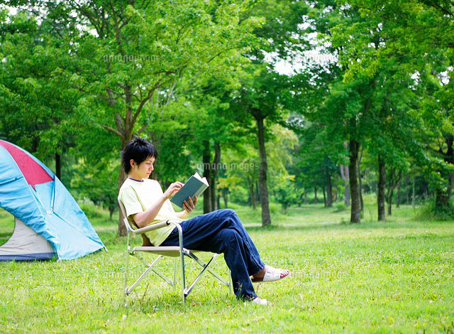 椅子に腰かける人 の写真素材 イラスト素材 アマナイメージズ